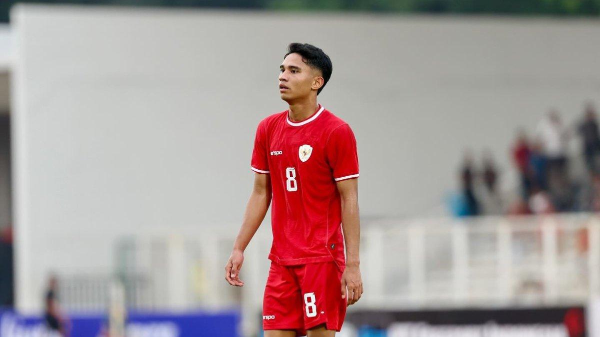 Potret Marselino Ferdinan saat berlaga sebagai penggawa Timnas Indonesia. Terkini, inilah profil Marselino Ferdinan, pemain muda yang tetap dipanggil Shin Tae-yong untuk perkuat Timnas Indonesia meski belum punya menit bermain, segera lakoni laga tandang kontra Arab Saudi pada Jumat (6/9/2024) di King Abdullah Sports City, Jeddah, Arab Saudi.