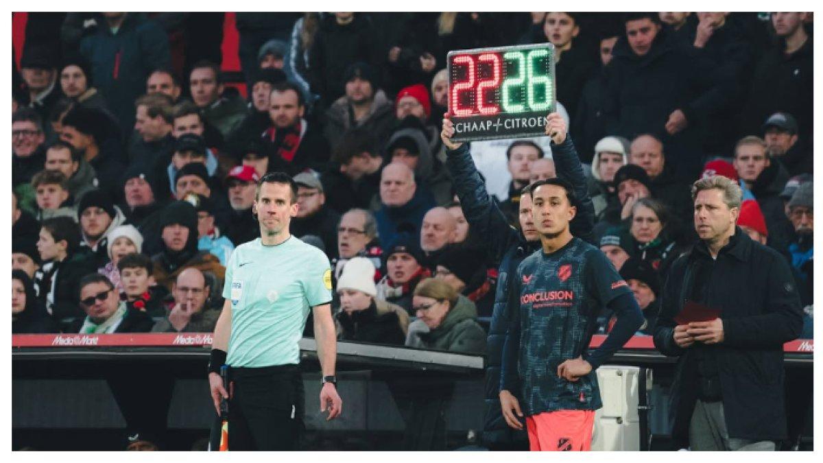 AKSI LAGA - Pemain keturunan Indonesia Miliano Jonathans saat memperkuat FC Utrecht dalam pertandingan melawan Heracles Almelo pada kompetisi Eredivisie 2024/25 (2/2/2025). Berikut profil Milliano Jonathans yang beri sinyal kuat untuk proses naturalisasi Timnas Indonesia.