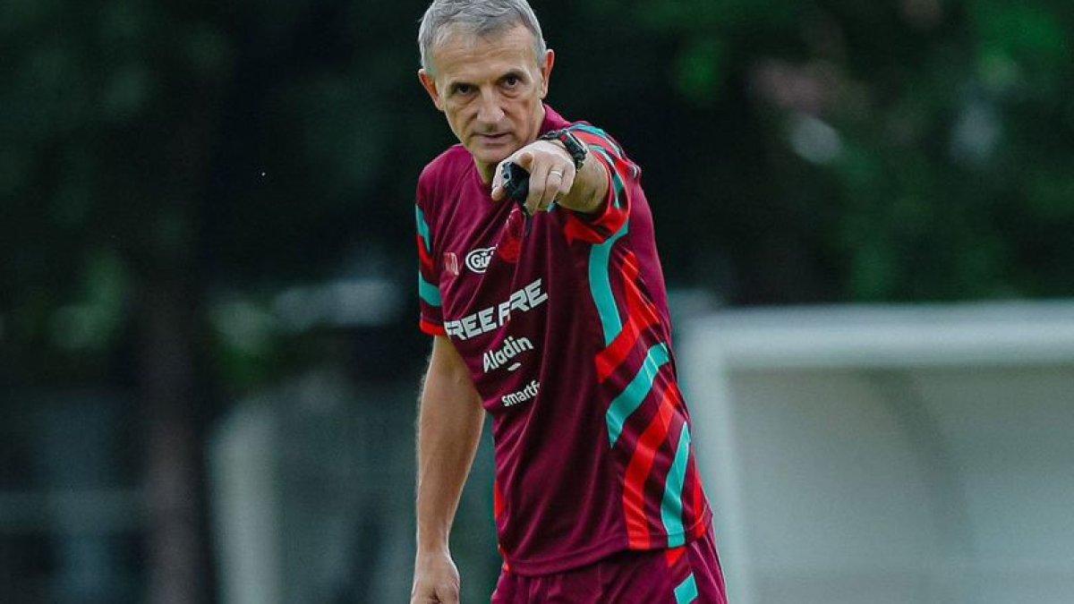 Milomir Seslija, pelatih Persis Solo yang akrab dipanggil Coach Milo - Kini coach Milo membawa terbang Persis Solo hingga semifinal Piala Presiden 2024.