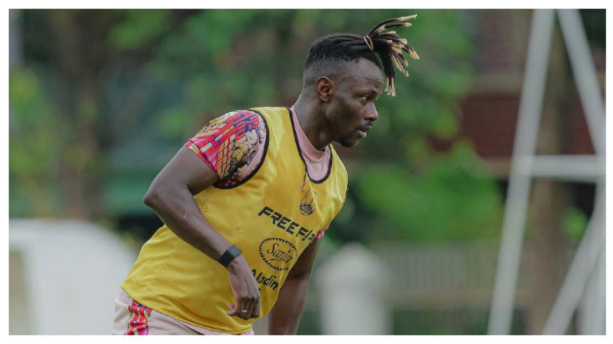 SESI LATIHAN - Potret Moussa Sidibe saat sesi latihan bersama Persis Solo pada Selasa (8/4). Terbaru Moussa Sidibe termasuk pemain Persis Solo yang dapat membahayakan pertahanan Malut United.