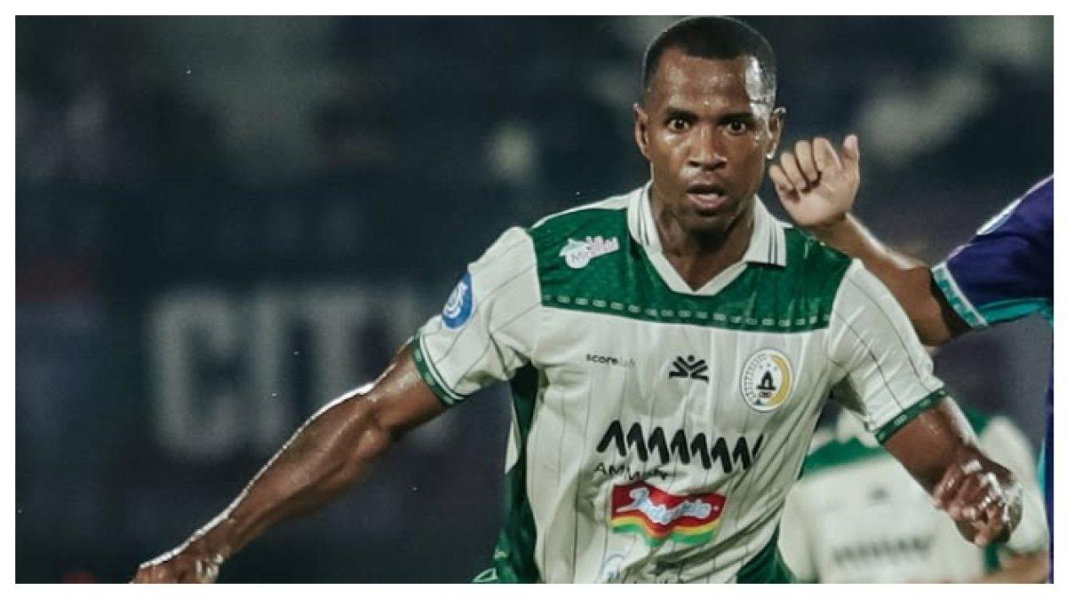 AKSI NICOLAO CARDOSO - Potret pemain PSS Sleman, Nicolao Cardoso saat melawan Persita Tangerang pada pekan ke-26 Liga 1 2024/2025. Terbaru Nicolao Cardoso termasuk dalam pemain yang dapat merusak ritme permainan Persis Solo.