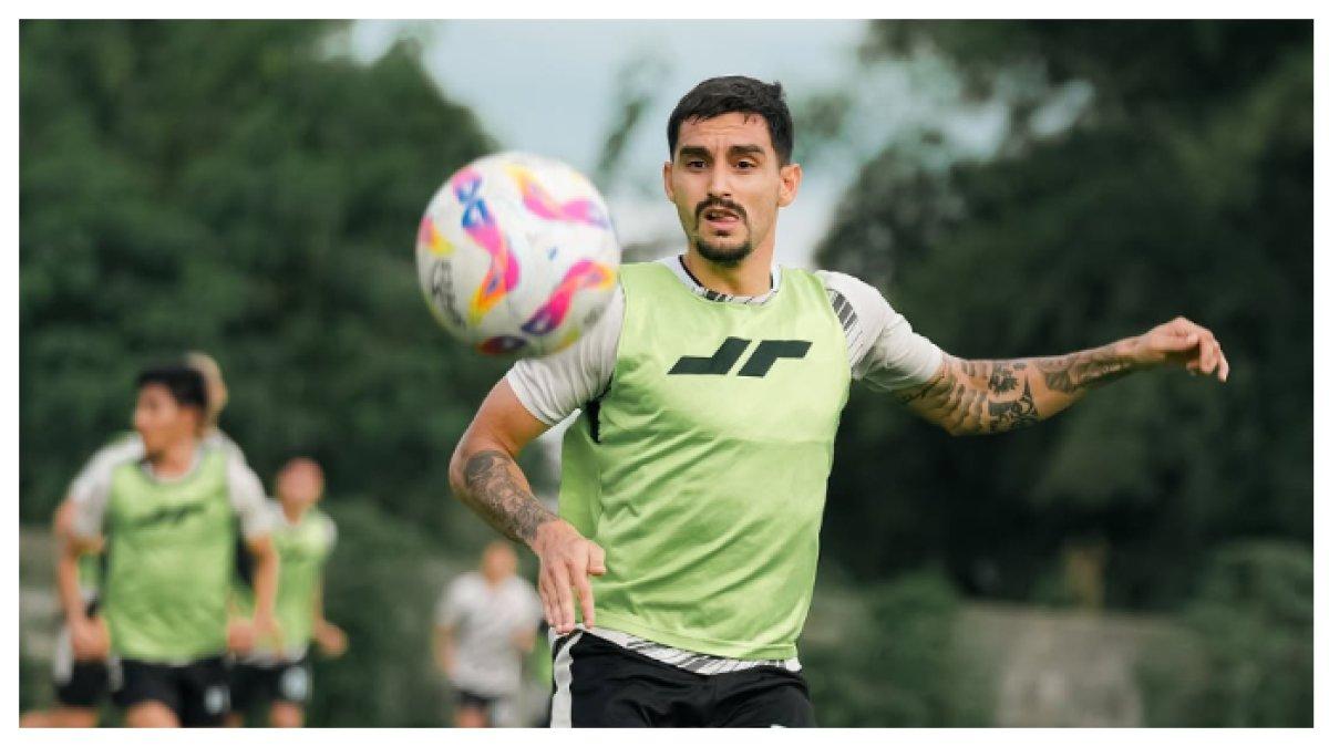 SESI LATIHAN - Potret Pablo Andrade saat mengikuti sesi latihan bersama Persija Jakarta pada Kamis (3/4). Terbaru Pablo Andrade berpotensi akan dilepas Persija Jakarta pada akhir musim ini.