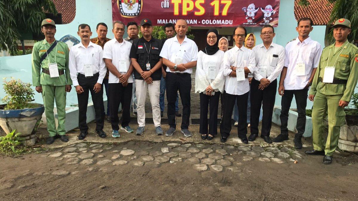 Potret kebersamaan Panwas, Linmas dan KPPS di TPS 017 Dusun Pulosari, Desa Malangjiwan.