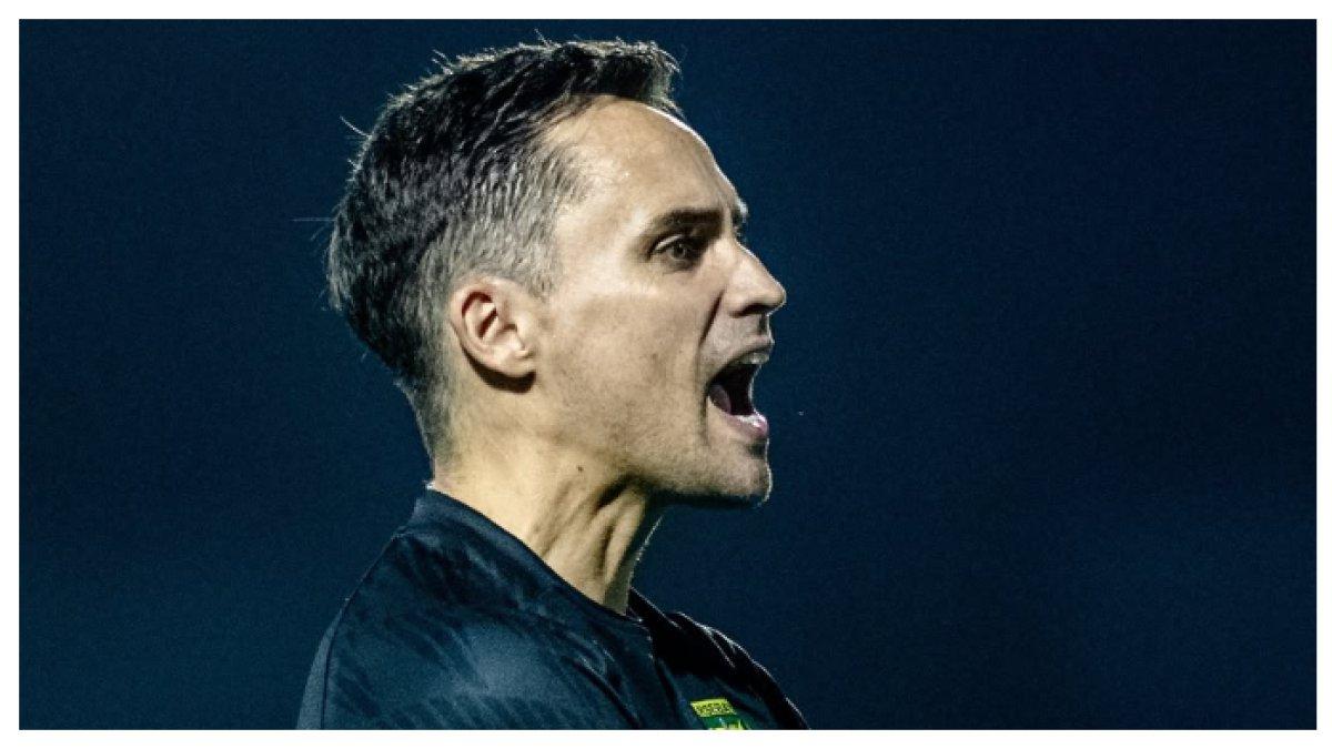 SESI LATIHAN - Potret Paul Munster saat sesi latihan bersama Persebaya Surabaya yang digelar pada 9 Maret 2025. Terbaru Paul Munster mendapatkan gelar pelatih terbaik Liga 1 pekan ke-26.