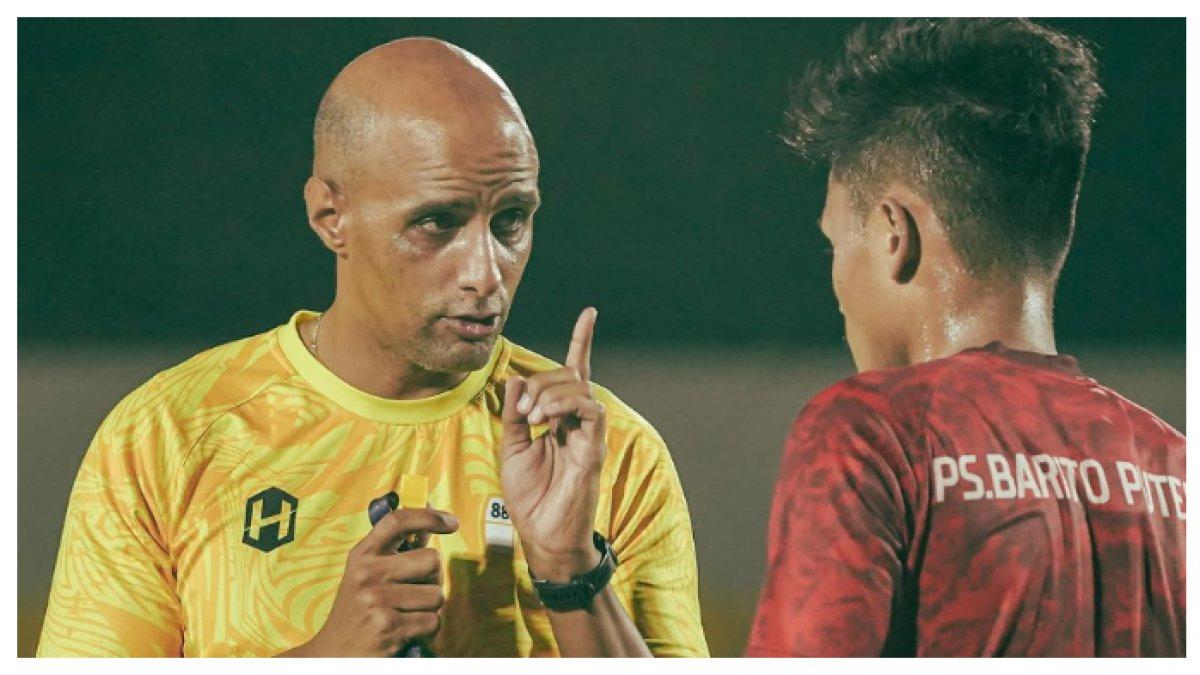 POTRET VITOR TINOCO - Potret pelatih Barito Putera, Vitor Tinoco sedang memimpin sesi latihan pada Selasa (11/3/2025). Terbaru Vitor Tinoco akan beradu taktik dengan Ze Gomes palatih Arema FC.