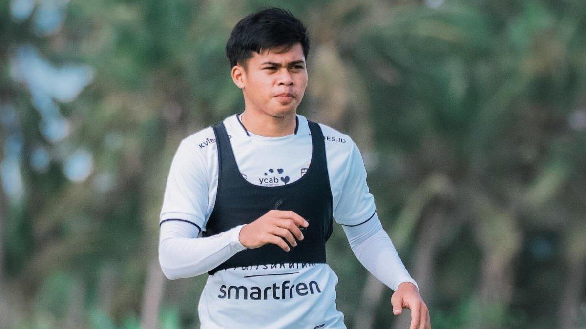 Potret Rahmat Arjuna sedang menjalani latihan bersama Skuad Serdadu Tridatu. Terkini, inilah profil Rahmat Arjuna, bintang muda Bali United yang potensi perpanjang mimpi buruk Semen Padang FC pada pekan kedua Liga 1 2024/2025 yang akan berlangsung pada Minggu (18/8/2024) pukul 15.30 WIB di Stadion Kapten I Wayan Dipta, Gianyar, Bali.
