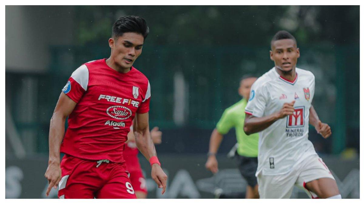 AKSI LAGA - Potret Ramadhan Sananta saat laga Persis Solo Vs Malut United pada Sabtu (12/4/2025). Terbaru Inilah profil Ramadhan Sananta yang saat ini berpotensi bikin Persib Bandung dan Madura United saling sikut.