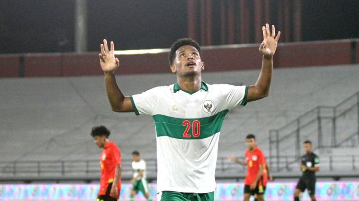 Pemain Timnas Indonesia, Ramai Rumakiek saat merayakan gol kedua dalam laga persahabatan kontra Timor Leste - Kini Ramai jadi pemain andalan Persipura Jayapura, dirumorkan akan digaet Arema FC untuk mendongrak Liga 2024/2025.