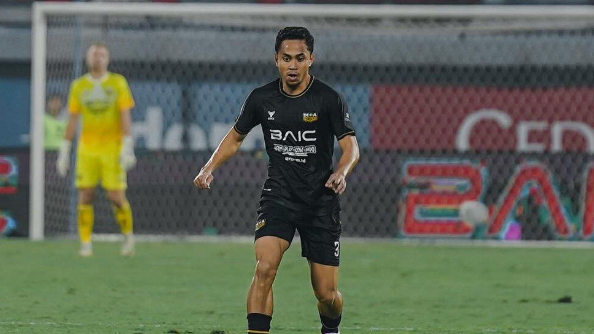 Potret Reva Adi saat melakoni laga kontra Madura United pada pekan keenam Liga 1 2024/2025. Terkini, inilah profil Reva Adi, bek Dewa United yang akan segera lakoni laga tandang melawan sang mantan alias Persebaya Surabaya pada Jumat (27/9/2024) pukul 19.00 WIB di Stadion Gelora Bung Tomo (GBT), Surabaya, Jawa Timur.