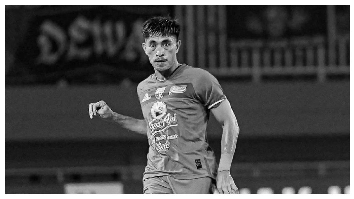 AKSI LAGA - Potret Riswan Lauhin bersama Persebaya Surabaya pada Senin (3/3/2025). Terbaru Riswan Lauhin terlihat memberikan kode ke Barito Putera.