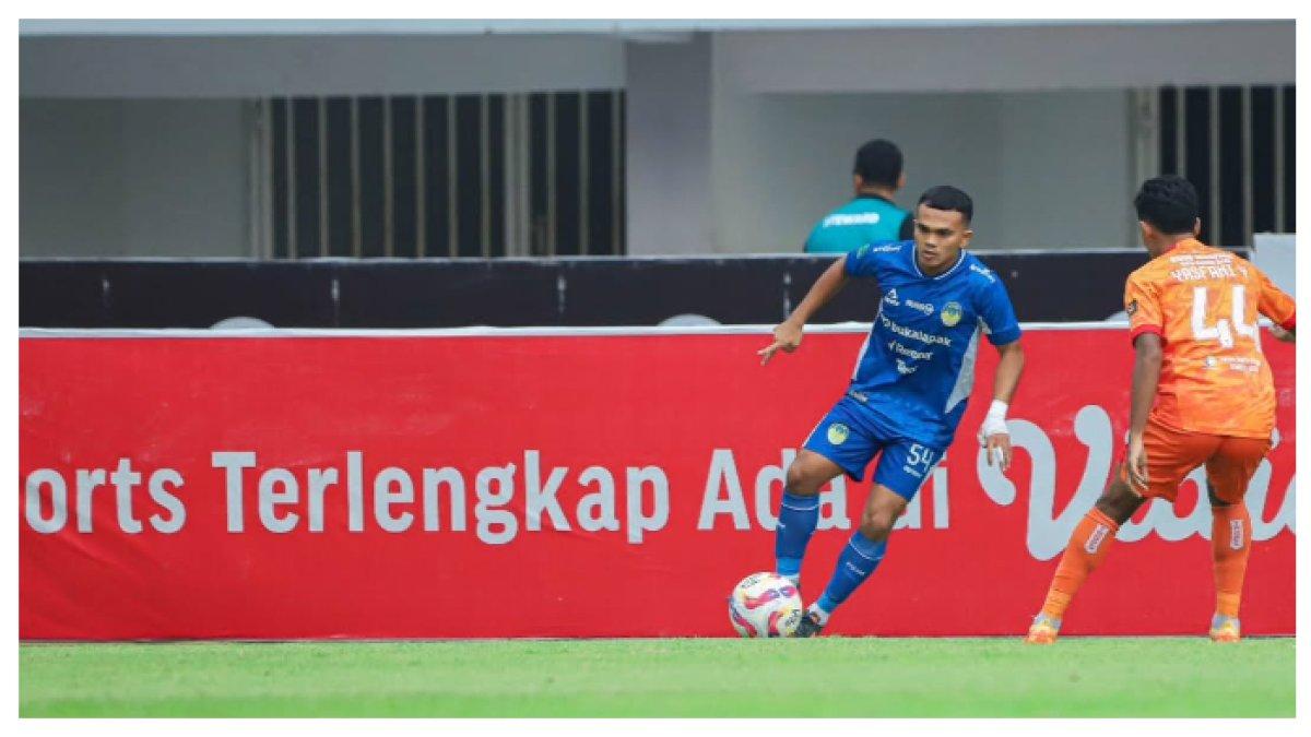 AKSI LAGA - Potret Roken Tampubolon saat bersama PSIM Yogyakarta pada Minggu (2/2/2025). Terbaru Roken Tampubolon kini nasibnya masih abu-abu bersama PSIM Yogyakarta.