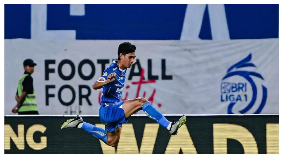 AKSI LAGA - Potret Ryan Kurnia saat laga Persib Bandung Vs Persik Kediri pada Kamis (6/3). Terbaru Ryan Kurnia menjadi pemain pengganti Garvene Kastaneer yang mengalami cedera.