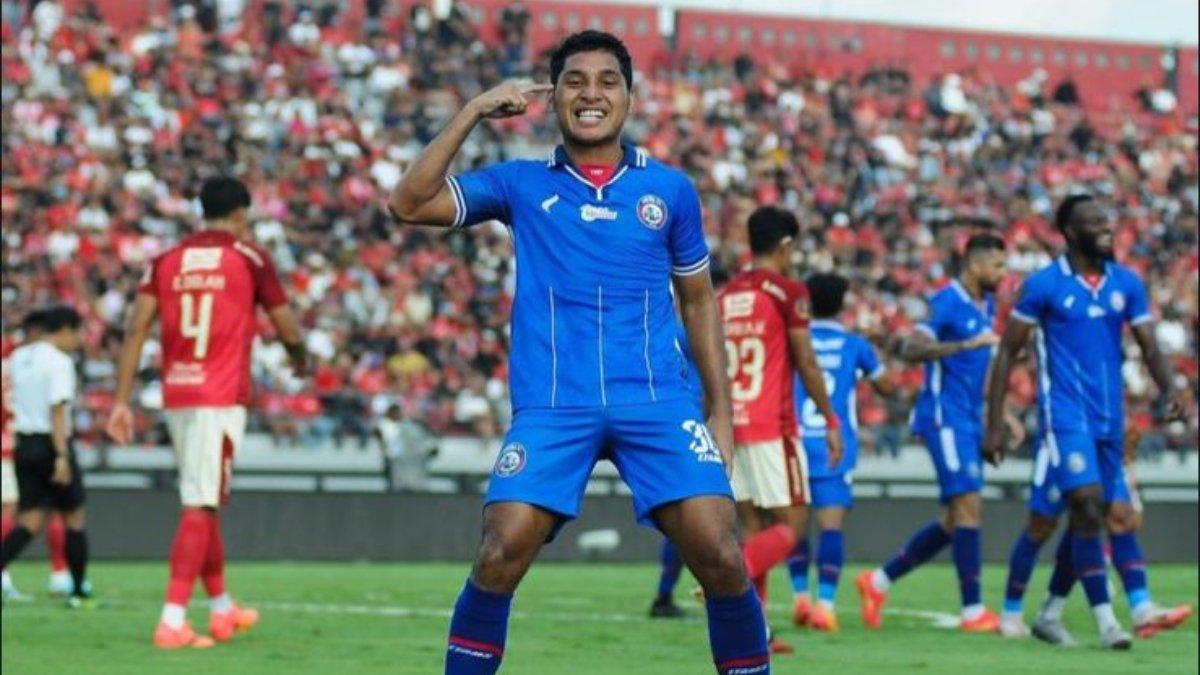 Salim Akbar Tuharea, pemain sayap kanan Arema FC saat melakukan selebrasi usai mencetak gol ke gawang Bali United di Piala Presiden 2024 pada Minggu (21/7/2024).