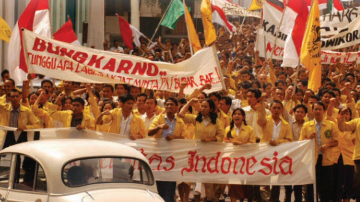 Gambar tersebut Cuplikan film Gie (2005) yang menggambarkan situasi ekonomi dan politik
Indonesia pada masa akhir pemerintahan Presiden Sukarno.