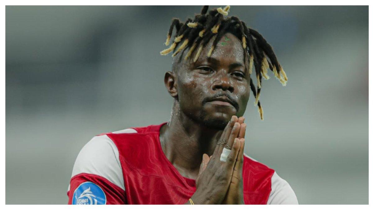 AKSI LAGA - Potret selebrasi Moussa Sidibe setelah mencetak gol pengunci kemenangan Persis Solo melawan PSS Sleman. Terbaru inilah profil Moussa Sidibe tokoh penting Persis Solo yang kontraknya segera habis di bulan Mei 2025.