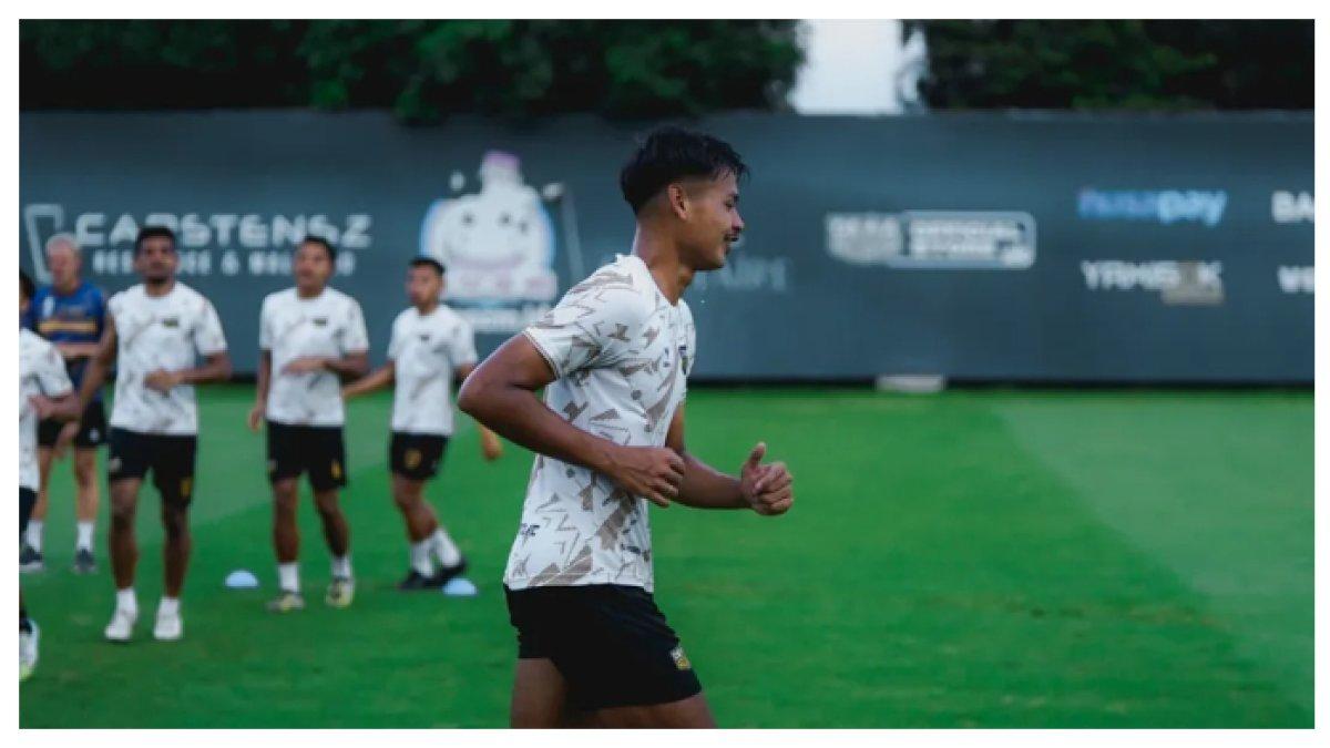 SESI LATIHAN - Potret Septian Bagaskara menjalani sesi latihan pada Senin (10/3/2025). Terbaru Septian Bagaskara termasuk dalam pemain yang akan dicoret oleh Patrick Kluivert dari Timnas Indonesia