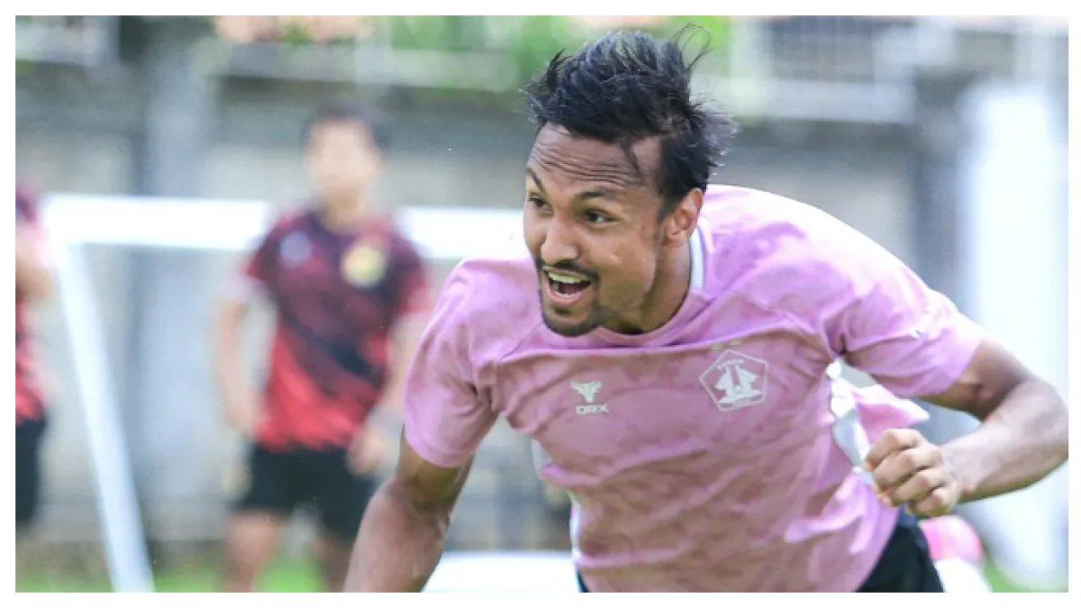 SESI LATIHAN - Gelandang Persik Kediri, Rohit Chand mengikuti sesi latihan yang digelar pada Rabu (26/2/2025). Rohit Chand mencetak gol bunuh diri kegawang timnya, Persik Kediri.