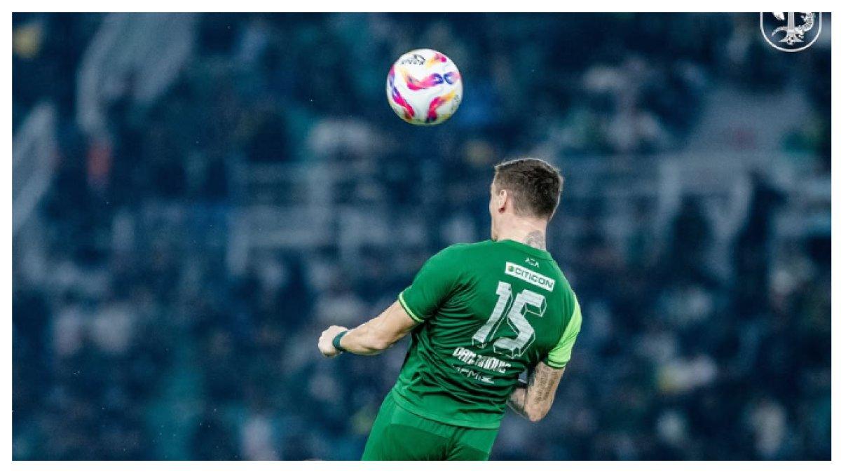 AKSI LAGA - Potret Slavko Damjanovic saat laga Persebaya Surabaya Vs PSIS Semarang pada pekan ke-27 Liga 1 2024/2025. Inilah profil Slavko Damjanovic yang potensi hengkang dari Persebaya Surabaya hingga masuk radar klub Malaysia.