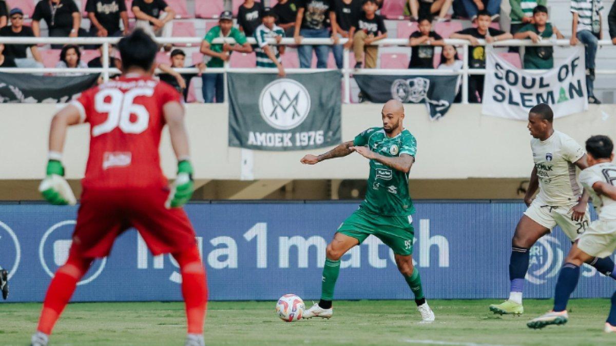 Potret aksi Danilo Alves saat laga PSS Sleman melawan Persita Tangerang di pekan kesembilan Liga 1 2024, Minggu (27/10).