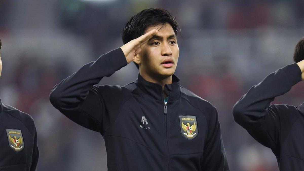 Potret Sulthan Zaky mengenakan jaket Timnas Indonesia. Terkini, inilah profil Sulthan Zaky, wonderkid PSM Makassar yang resmi dipanggil Indra Sjafri untuk perkuat Timnas U-20 Indonesia jelang laga Kualifikasi Piala Asia U-20 2025, terutama laga perdana kontra Maladewa pada Rabu (25/9/2024) pukul 19.30 WIB di Stadion Madya, Senayan, Jakarta.