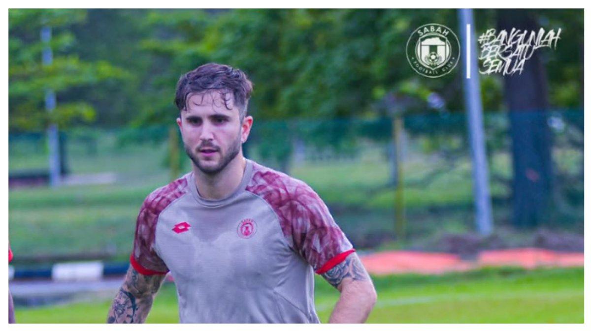 SESI LATIHAN - Potret Telmo Castanheira saat menjalani sesi latihan bersama Sabah FC pada Sabtu (5/4). Terbaru Telmo Castanheira masuk dalam daftar pemain yang diminati Persis Solo untuk musim depan.