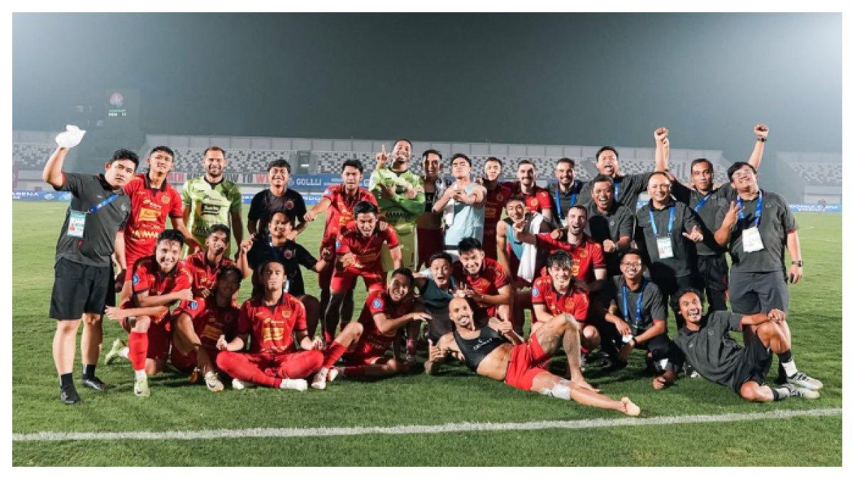 TIM PERSIJA - Potret sesi foto bersama tim Persija Jakarta setelah laga lawan PSIS Semarang pada pekan ke-25. Berikut profil dari Firza Andika yang kontraknya segera habis dan kans hengkang pada akhir musim dari Persija Jakarta.