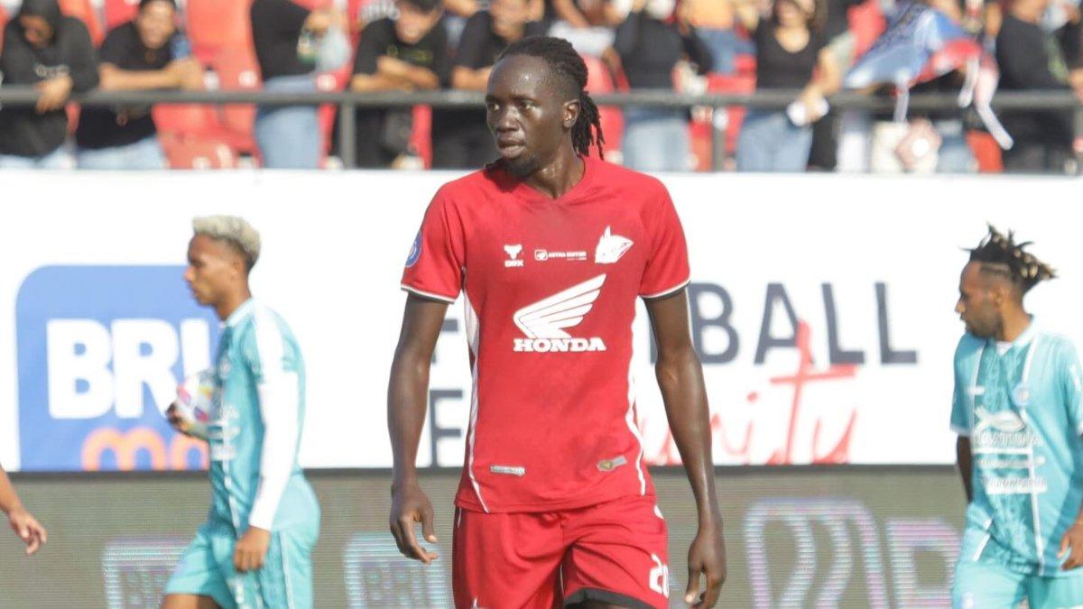 Potret Tito Okello saat berlaga sebagai penggawa PSM Makassar. Terkini, inilah profil Tito Okello, bomber PSM Makassar yang potensi bungkam Skuad Dewa United pada pekan ketiga Liga 1 musim 2024/2025 pada Senin (26/8/2024) pukul 19.00 WIB di Stadion Batakan, Balikpapan, Kalimantan Timur.