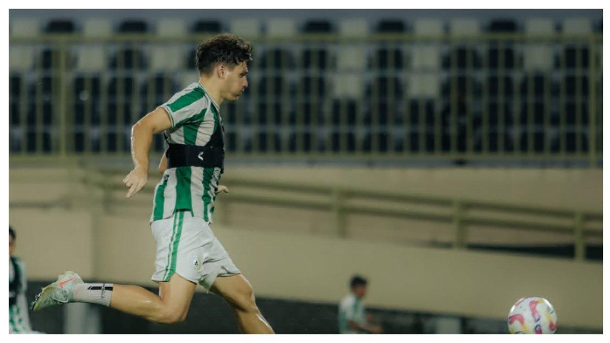 SESI LATIHAN - Potret Vico Duarte saat sesi latihan bersama PSS Sleman pada Rabu (16/04/2025). Terbaru Vico Duarte saat ini masuk radar pemain yang diminati Arema FC.
