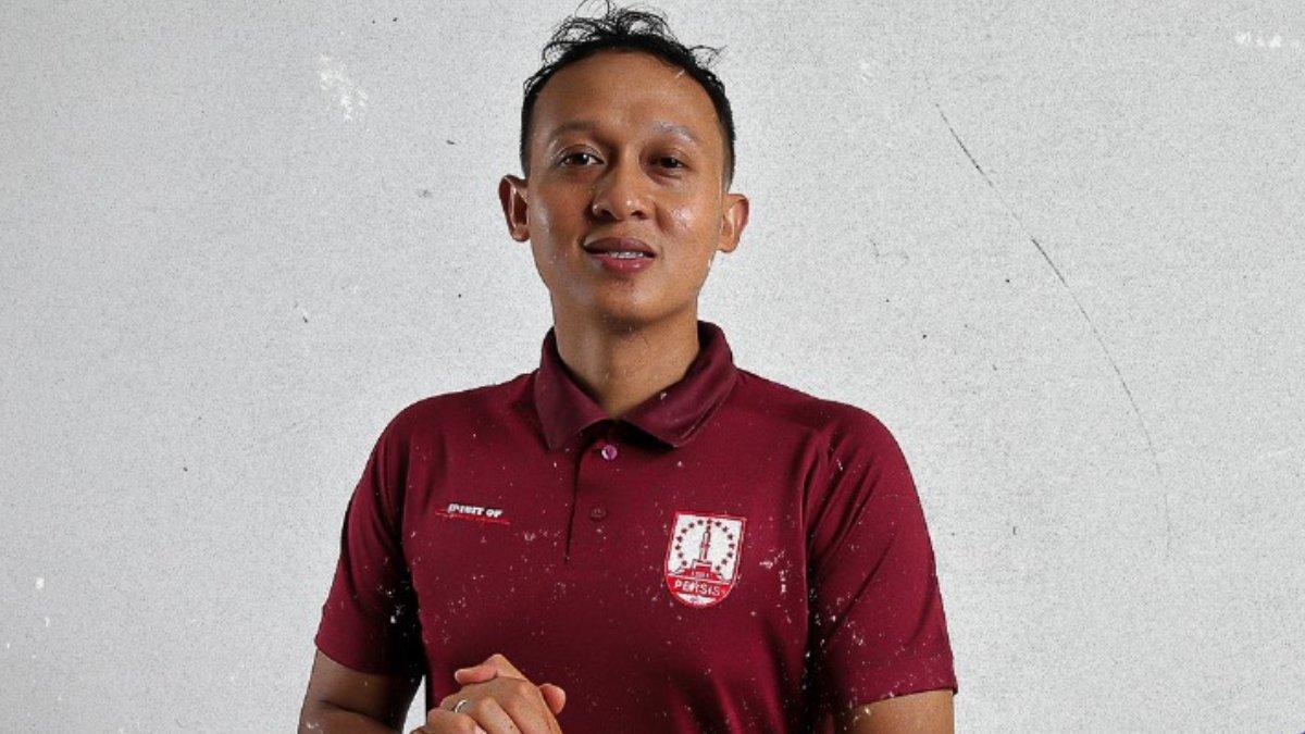 Potret Yogie Nugraha mengenakan seragam Manajemen Persis Solo. Terkini, inilah profil Yogie Nugraha, caretaker Persis Solo yang tempati posisi Milomir Seslija untuk ramu taktik Skuad Laskar Sambernyawa arungi sisa gelaran Liga 1 2024/2025 dan akan segera debut dalam laga kontra Semen Padang FC pada Minggu (29/9/2024) pkul 15.30 WIB di Stadion Pakansari, Bogor, Jawa Barat.