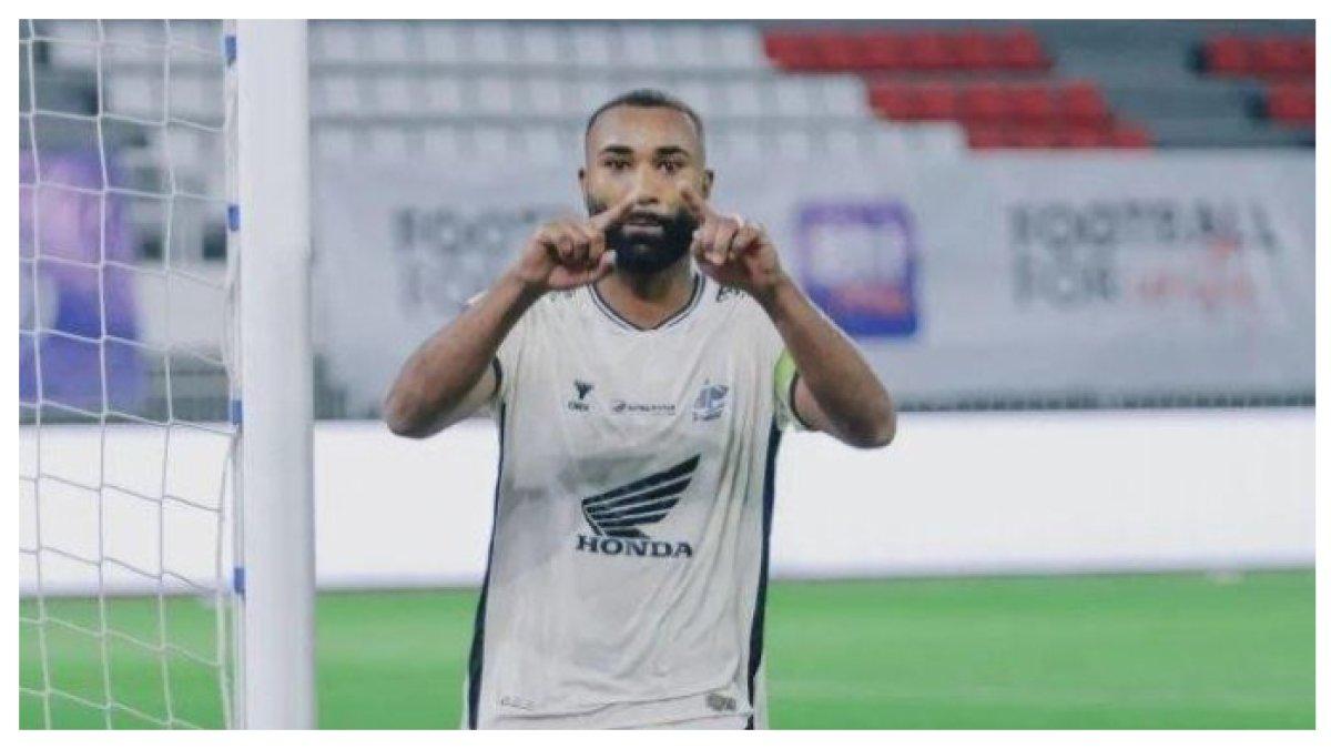 Bek PSM Makassar, Yuran Fernandes melakukan selebrasi setelah mencetak gol di Liga 1 2024/2025.
