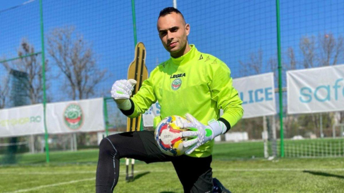 Potret kiper asal Lebanon Mohamad Taha saat bermain di Liga Belgia bersama Sanatatea.