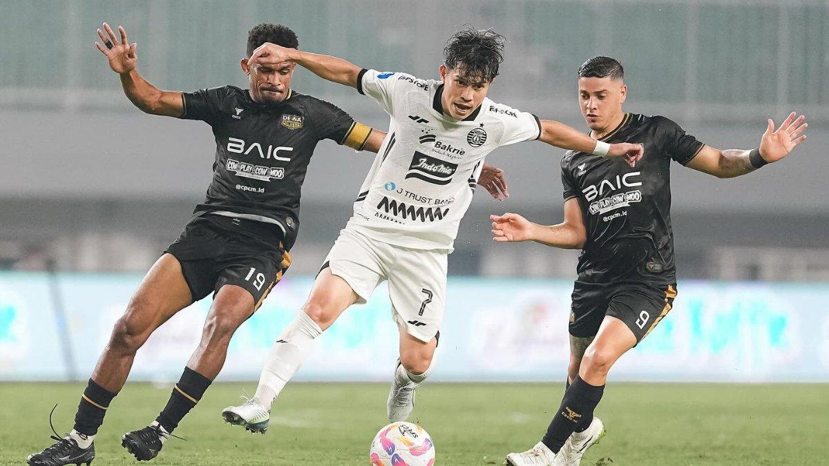 Potret laga Dewa United vs Persija Jakarta dalam lanjutan pekan ke-22 Liga 1 2024/2025 di Stadion Pakansari, Bogor, Jawa Barat pada malam ini, Sabtu, 8 Februari 2025 pukul 19.00 WIB.