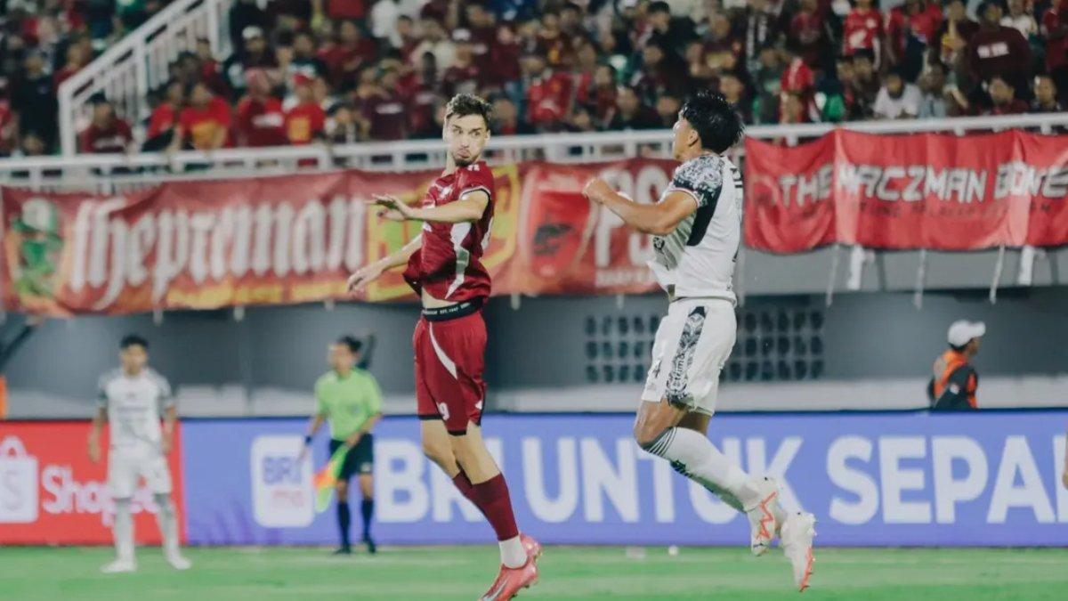 PSM MAKASSAR VS BALI UNITED - Potret laga PSM Makassar Vs Bali United dalam lanjutan pekan ke-30 Liga 1 2024/2025 di Stadion Gelora B.J. Habibie, Pare-pare, Jumat, 25 April 2025.