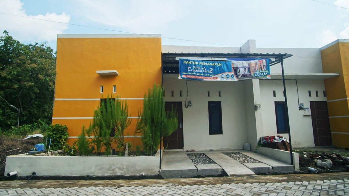 Potret rumah KPR Bersubsidi BTN Syariah sekaligus kantor pemasaran Bumi Cengklik Asri 2, Ngemplak, Kabupaten Boyolali, Jawa Tengah.