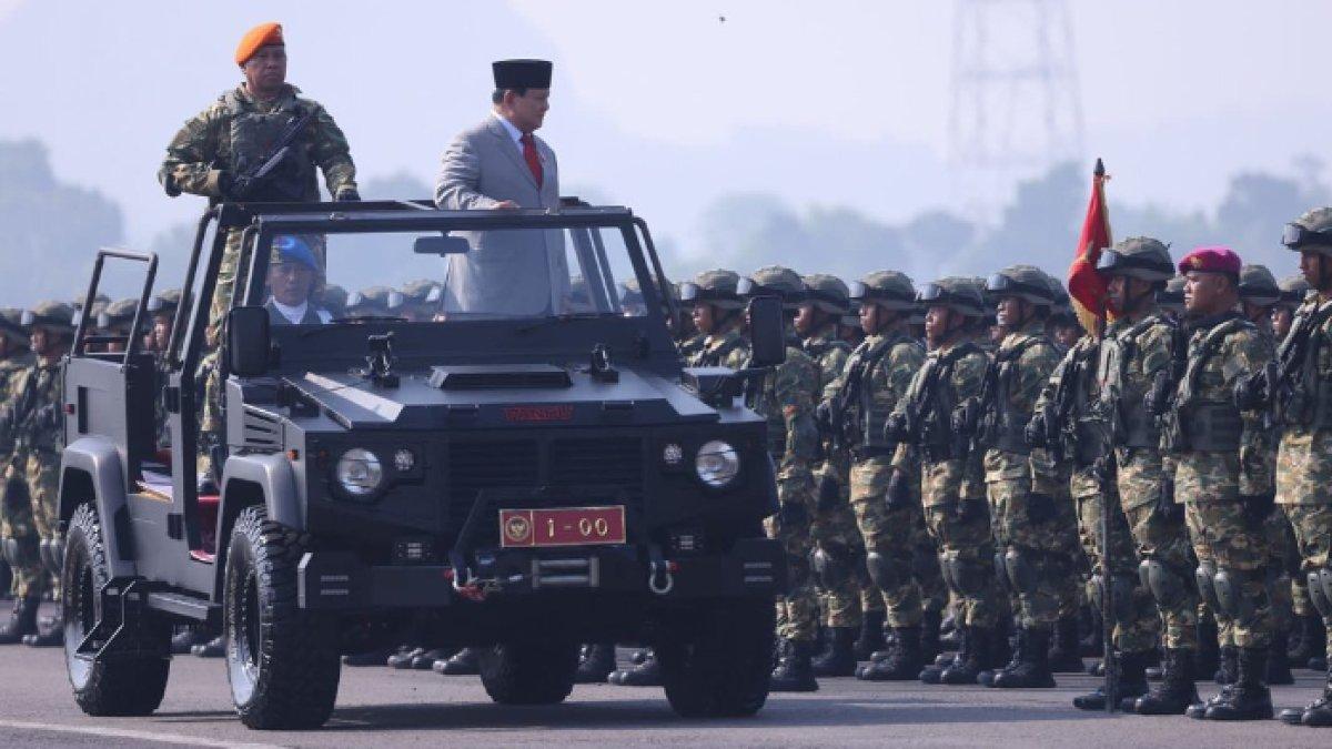 Prabowo Subianto saat mewakili Presiden Joko Widodo dalam pelantikan Komcad 2023.