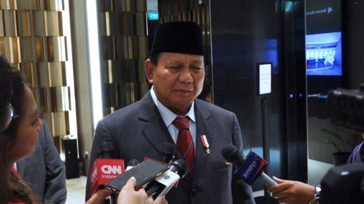 Menteri Pertahanan RI Prabowo Subianto menyempatkan diri untuk menjenguk Menko Marves, Luhut Binsar Pandjaitan di General Hospital Singapura, Selasa (21/11/2024). 