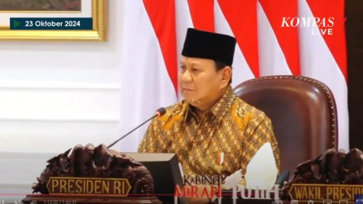 Presiden RI, Prabowo Subianto saat memimpin agenda rapat perdana bersama jajaran Koalisi Merah-Putih, di Istana Negara, Jakarta, Rabu (23/10/2024).