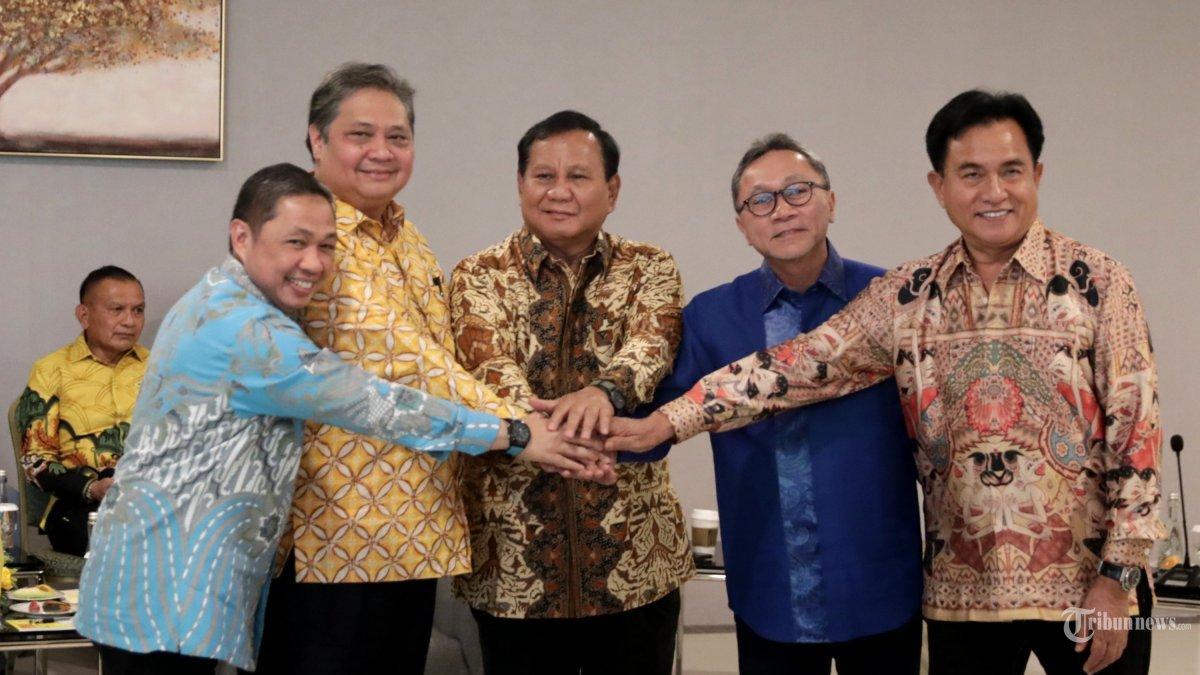 Ketua Umum Partai Gerindra Prabowo Subianto (tengah) bersama Ketua Umum Partai Golkar Airlangga Hartanto (kedua kiri), Ketua Umum PAN Zulkifli Hasan (kedua kanan) Ketua Umum PBB Yusril Ihza Mahendra (kanan) dan Ketua Umum Partai Gelora Anis Matta (kiri) melakukan salam tumpuk tangan sebelum rapat di kantor DPP Partai Golkar, Jakarta, Kamis (14/9/2023).