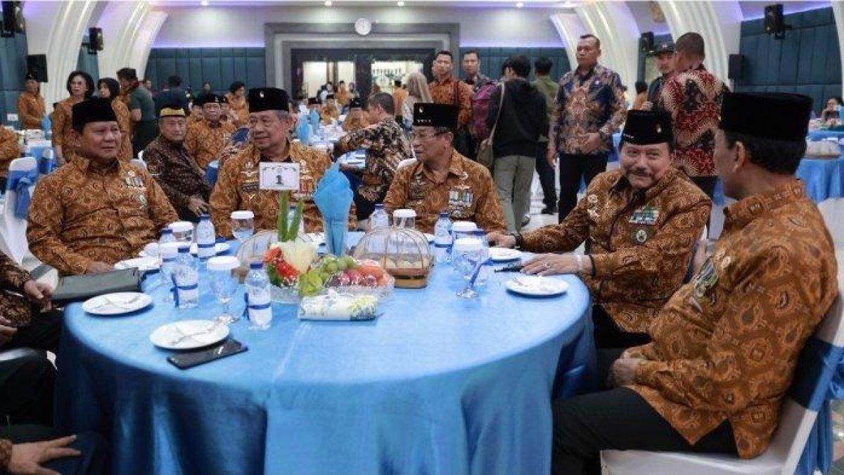 Bakal Calon Presiden (Capres) Prabowo Subianto duduk bareng satu meja dengan Presiden ke-5 RI Susilo Bambang Yudhoyono (SBY) dalam acara HUT PEPABRI ke-64 pada Selasa (12/09) kemarin.