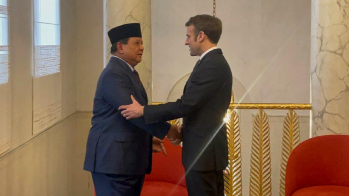 Prabowo Subianto berjabat tangan dengan Emmanuel Macron, Presiden Prancis
