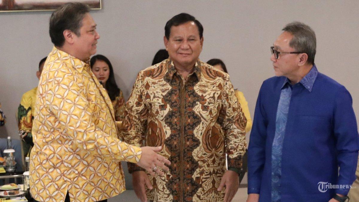 Ketua Umum Partai Gerindra Prabowo Subianto (tengah) bersama Ketua Umum Partai Golkar Airlangga Hartanto (kiri) dan Ketua Umum PAN Zulkifli Hasan (kanan) Ketua Umum PBB Yusril Ihza Mahendra (kanan) sebelum rapat di kantor DPP Partai Golkar, Jakarta, Kamis (14/9/2023).