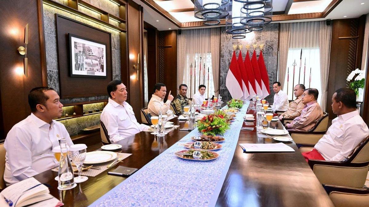 Presiden RI Prabowo Subianto bersama jajarannya bertemu Wakil Presiden RI ke-10 dan ke-12 RI Jusuf Kalla (JK) di Istana Kepresidenan, Jakarta, Selasa (4/2/2025).