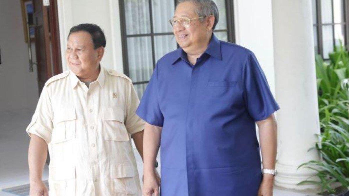 Menteri Pertahanan Prabowo Subianto bertemu dengan Presiden ke-6 RI sekaligus Ketua Majelis Tinggi Partai Demokrat, Susilo Bambang Yudhoyono (SBY) di Museum dan Galeri SBY-ANI, jalan lintas selatan Kabupaten Pacitan, Jawa Timur, Sabtu (20/5/2023).