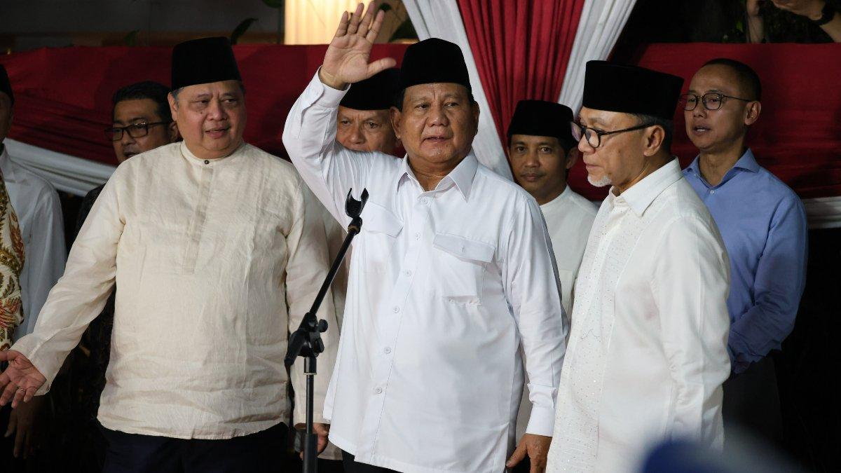 Prabowo Subianto didampingi para pendukung dan Koalisi Indonesia Maju (KIM) saat memberikan pidato kemenangan di kediamannya di kawasan Kertanegara, Jakarta Selatan, Rabu (20/3/2024)