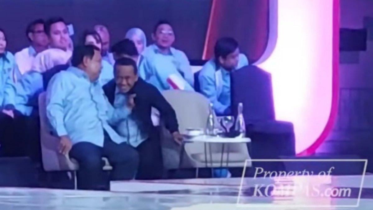 Capres nomor urut 2 Prabowo Subianto tertangkap kamera menarik jaket dari Menteri Investasi Bahlil Lahadalia saat mendukung Gibran di debat cawapres, Jumat (22/12/2023).