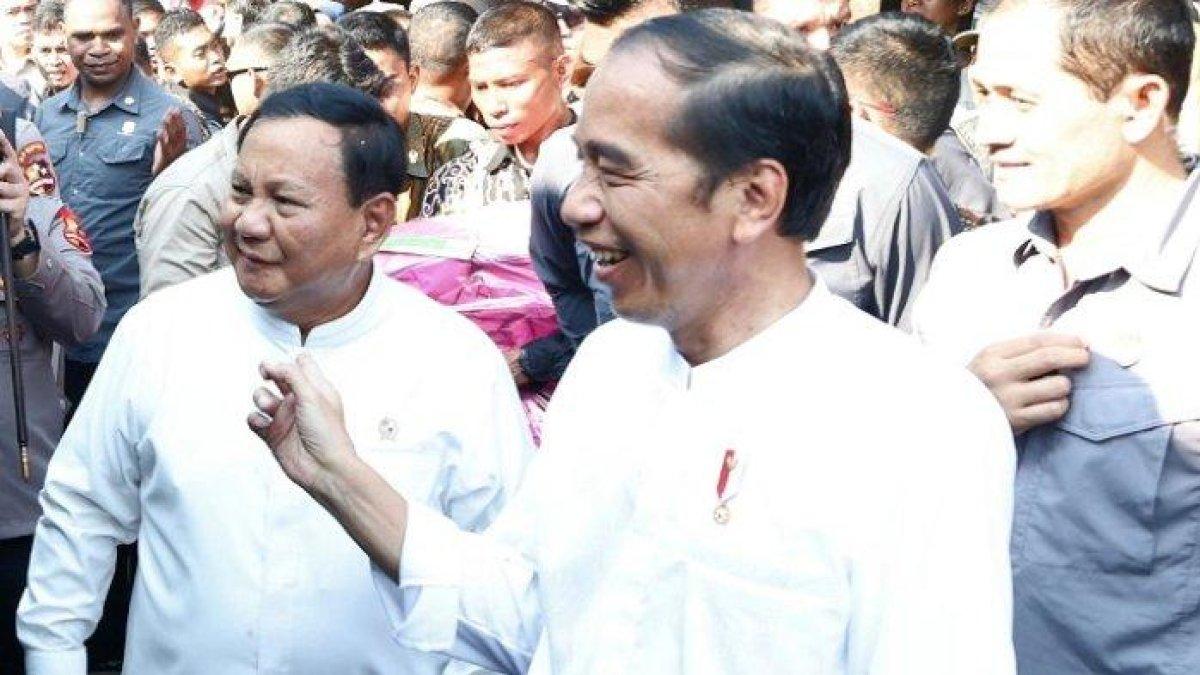 Menteri Pertahanan Prabowo Subianto mendampingi Presiden Jokowi blusukan ke Pasar Grogolan, Pekalongan, Jawa Tengah, Selasa (29/8/2023).