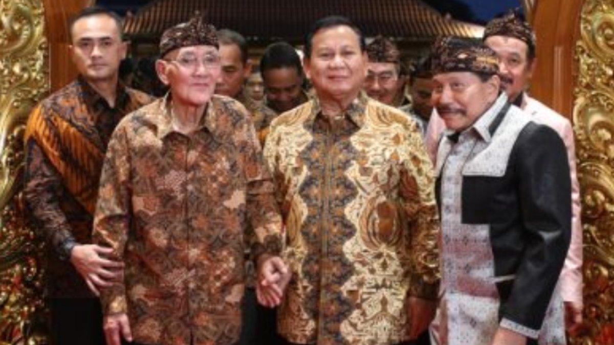 Prabowo Subianto menggandeng tangan Try Sutrisno saat peresemian replika Istana Raja Majapahit