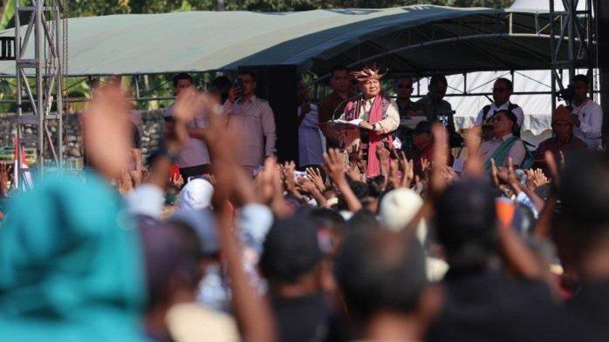 Prabowo Subianto menghadiri deklarasi dukungan terhadap dirinya di Stadion Haliwen, Atambua, Kabupaten Belu, NTT, Minggu (3/9/2023).