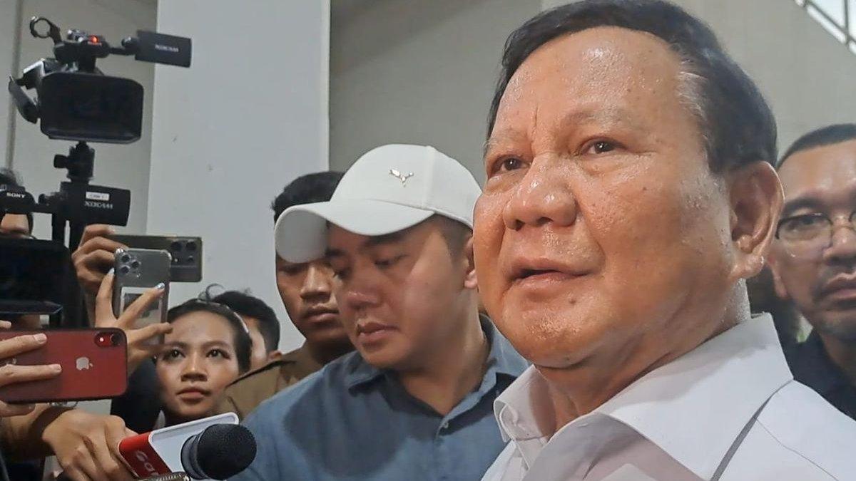 Capres nomor urut 2 Prabowo Subianto saat ditemui di Stadion Utama Gelora Bung Karno, Jakarta, Senin (8/1/2024).