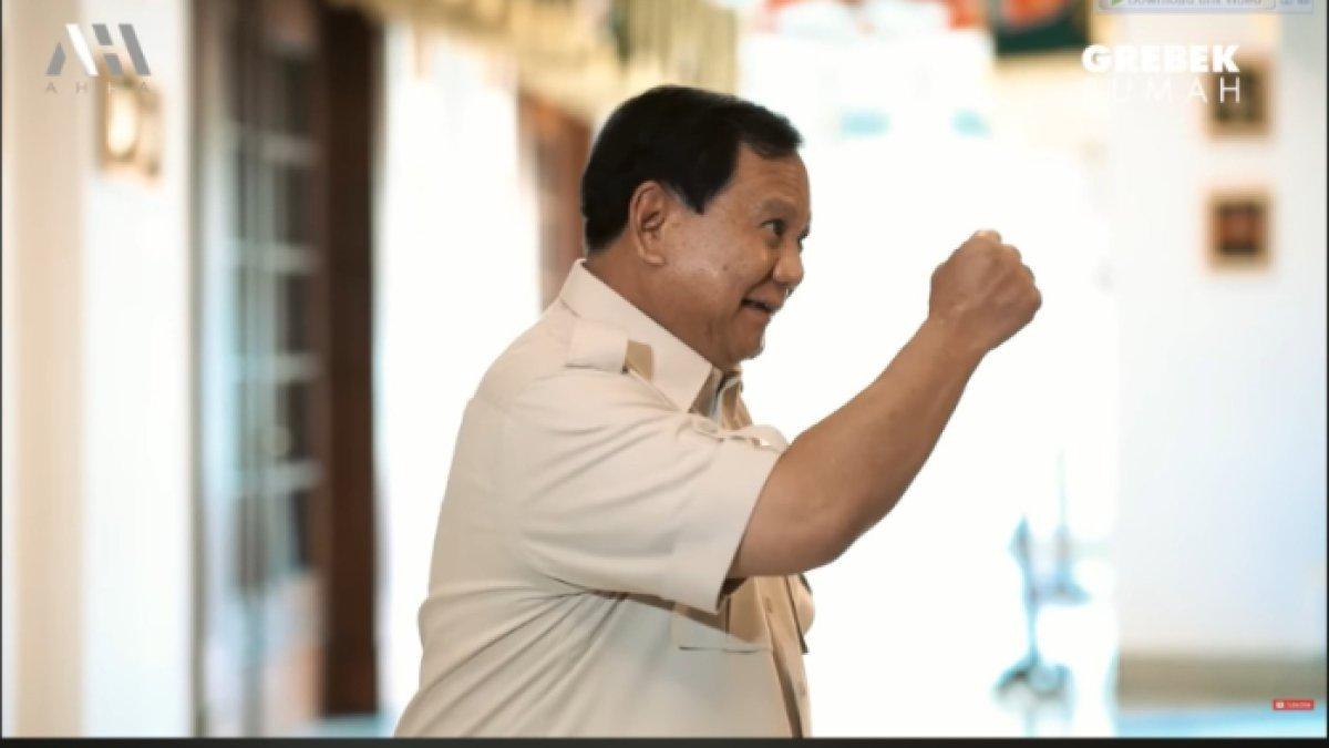 Prabowo Subianto saat mengepalkan tangan di depan Atta Halilintar